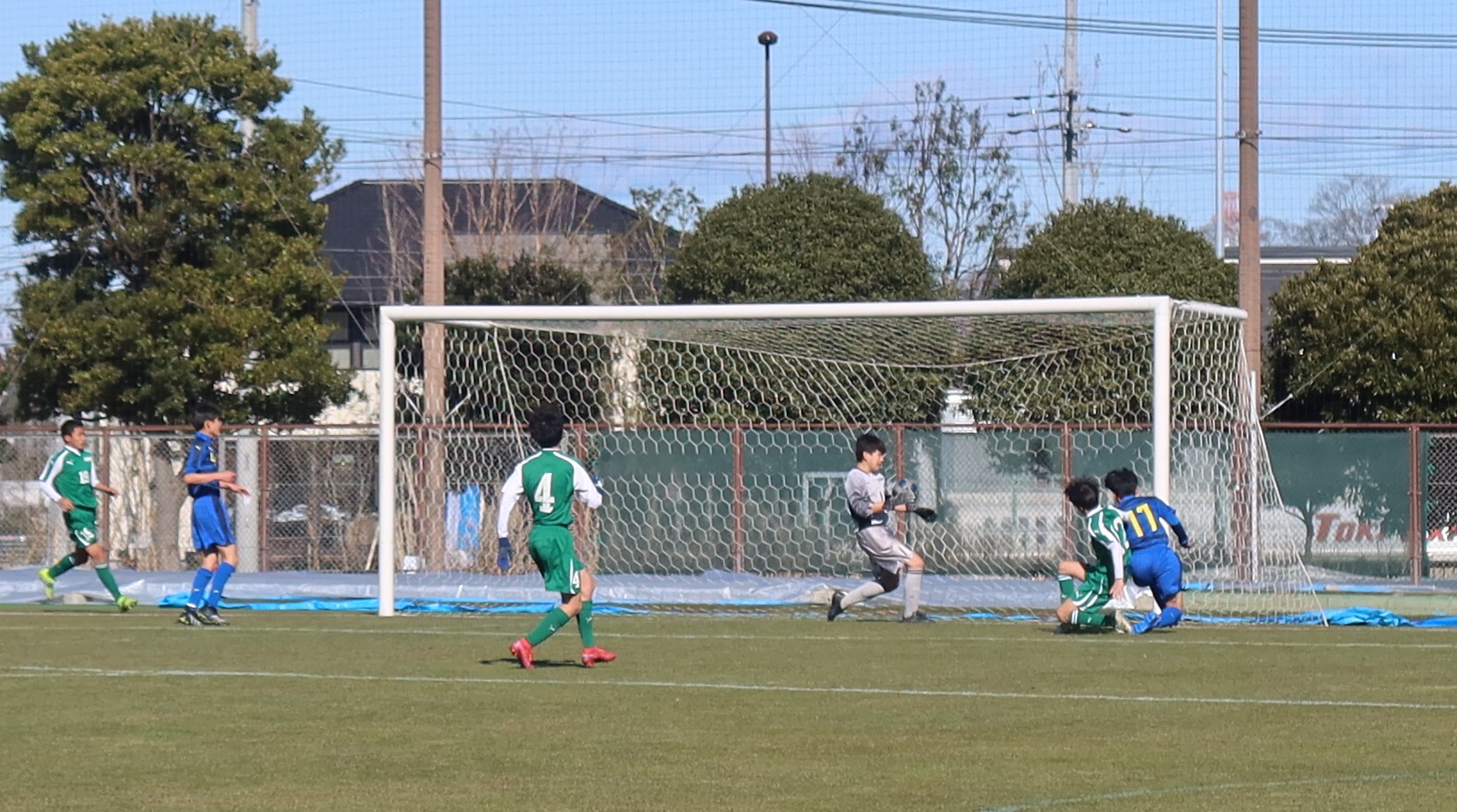 前半10分 一進一退の展開が続く中、多摩大目黒中はゴール前の混戦から田中が先制の一発!